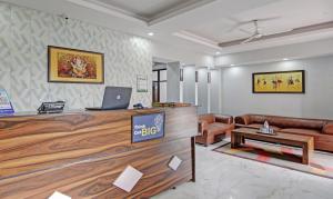 TV a/nebo společenská místnost v ubytování Treebo Modern Stays