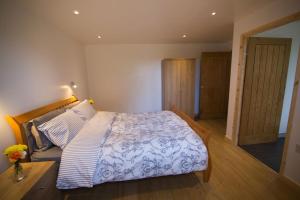 a bedroom with a large bed and a table at Owls Roost 2 en-suites, nr Port Isaac & Tintagel in Camelford