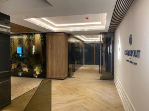 un couloir d'un bureau avec du parquet et des plantes dans l'établissement Amaliana by Florideiulie Apartaments, à Braşov