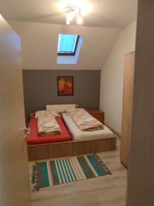 - une petite chambre avec un lit et une fenêtre dans l'établissement Kuća za odmor KOD MARE, à Vukovar