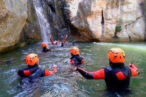 un grupo de personas en el agua frente a una cascada en LA TRAVIATA - Buñol, en Buñol