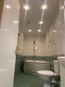 een badkamer met een bad, een toilet en een wastafel bij hotel TEDI in Asenovgrad