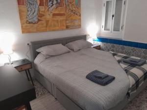 1 dormitorio con 1 cama con 2 toallas en The Beach Hut with Lazy spa, en Adra