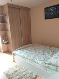 מיטה או מיטות בחדר ב-Domek pod Przehybą - Pokoje