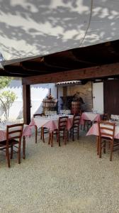 un grupo de mesas y sillas en un restaurante en Agriturismo Casa Garello, en Salice Terme