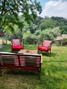 two chairs and a coffee table in the grass at Agriturismo Casa Garello in Salice Terme