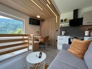 ein Wohnzimmer mit einem Sofa und einem Tisch in der Unterkunft Panorama 13 in Tolmin