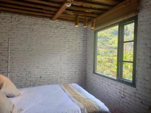 מיטה או מיטות בחדר ב-Tulou Herongzhuang Inn