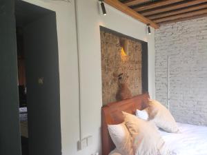 מיטה או מיטות בחדר ב-Tulou Herongzhuang Inn