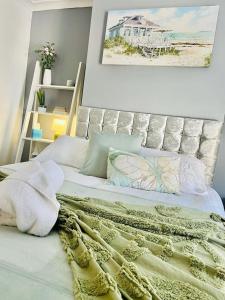 - une chambre avec un lit doté d'une couverture papillon dans l'établissement MayDisc Long Stay Contractors Portsmouth Stays, à Portsmouth