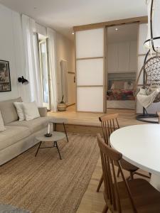 - un salon avec un canapé et une table dans l'établissement Studio Apartment Old Town Riva, à Riva del Garda