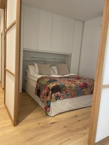 een slaapkamer met een bed in een kamer bij Studio Apartment Old Town Riva in Riva del Garda