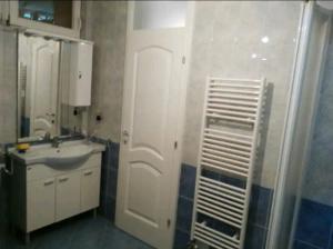 uma casa de banho com um lavatório e uma porta branca em 8 bedrooms 7 bath riverside Villa Bihac Bosnia em Golubić