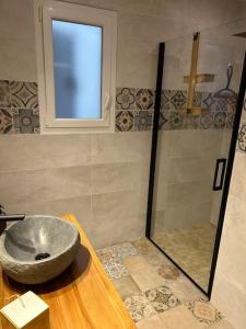 een badkamer met een wastafel en een douche bij Location du Klan des K : villa 4 étoiles 150m plage in Les Sables Vignier