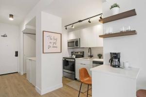 Kuchyňa alebo kuchynka v ubytovaní Comfortable & Convenient Studio Apt in Chicago - Chestnut 23D