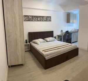 a bedroom with a large bed in a room at Blue Bike Residence Mamaia Studio in Mamaia