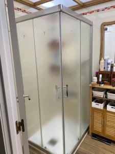 cabina doccia in una stanza con porte in vetro di Apt. New Holiday Valencia Beach a El Puig Altre 12 foto