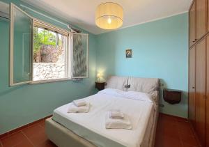 ein Schlafzimmer mit einem Bett mit zwei Handtüchern darauf in der Unterkunft Solemar Sicilia - Villa Elis in Bagheria