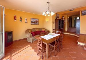 ein Wohnzimmer mit einem Tisch und einem Sofa in der Unterkunft Solemar Sicilia - Villa Elis in Bagheria