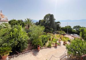einen Garten mit Bäumen und Pflanzen sowie einen Spielplatz in der Unterkunft Solemar Sicilia - Villa Elis in Bagheria