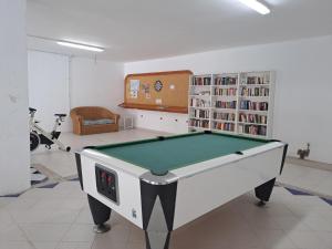 einen Billardtisch in einem Zimmer mit Bibliothek in der Unterkunft Luxury Tagara Beach in Puerto de Santiago