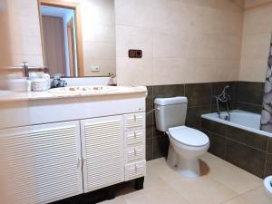 uma casa de banho com um WC, um lavatório e uma banheira em Vivalidays Dani - Pineda de Mar em Pineda de Mar
