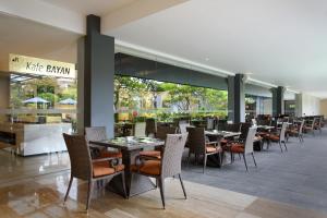 A restaurant or other place to eat at Hotel Santika Mataram