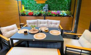 Una mesa con dos platos de comida encima. en T1/ terrasse /proche centre Lyon, en La Mulatière