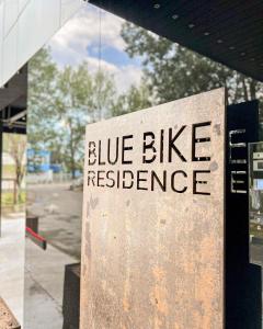ママイアにあるBlue Bike Residence Mamaia Studioの建物前の青い自転車抵抗を読む看板