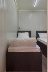 ビオグラード・ナ・モルにあるMobile Homes Camping Biogradの小さなベッドルーム(ベッド2台付)