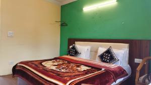Postel nebo postele na pokoji v ubytování Hotel Ishwar Naddi