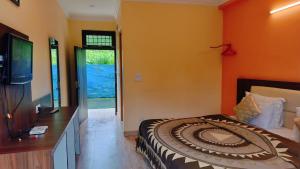 Postel nebo postele na pokoji v ubytování Hotel Ishwar Naddi