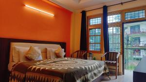Postel nebo postele na pokoji v ubytování Hotel Ishwar Naddi