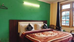 Postel nebo postele na pokoji v ubytování Hotel Ishwar Naddi