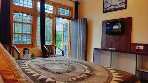 TV a/nebo společenská místnost v ubytování Hotel Ishwar Naddi