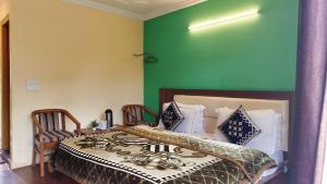 Postel nebo postele na pokoji v ubytování Hotel Ishwar Naddi