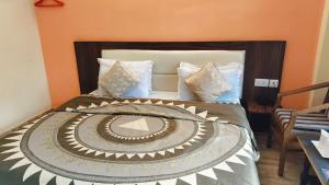 Postel nebo postele na pokoji v ubytování Hotel Ishwar Naddi