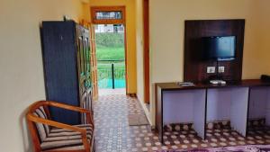 TV a/nebo společenská místnost v ubytování Hotel Ishwar Naddi