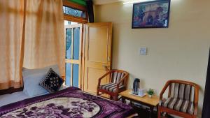 Postel nebo postele na pokoji v ubytování Hotel Ishwar Naddi