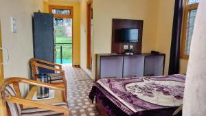Postel nebo postele na pokoji v ubytování Hotel Ishwar Naddi