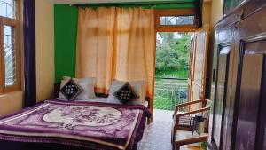 Postel nebo postele na pokoji v ubytování Hotel Ishwar Naddi