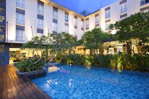 The swimming pool at or close to Hotel Santika Mataram