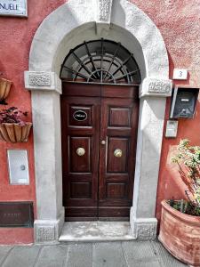 a wooden door with an archway in front of a building at I Ninni in Castiglione del Lago