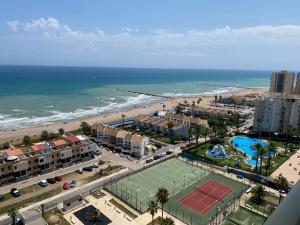 una vista aerea su una spiaggia con campo da tennis di Apt. New Holiday Valencia Beach a El Puig