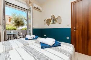 Postel nebo postele na pokoji v ubytování Harmony Apartments