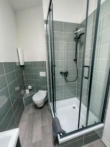a bathroom with a shower and a toilet and a sink at Pension Hilges im Herzen der Altstadt in Schwedt