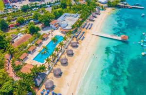 eine Luftansicht auf einen Strand mit einem Resort in der Unterkunft OceanView Villa in Discovery Bay