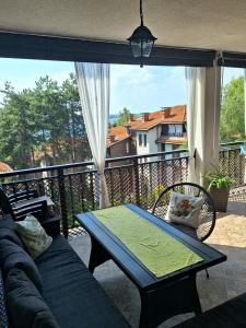 Een balkon of terras bij Santa Marina apartaments - Karina 2