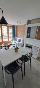 Habitación con mesa, sillas y cama en Appartement 2 à 4 personnes Luchon centre, en Luchon