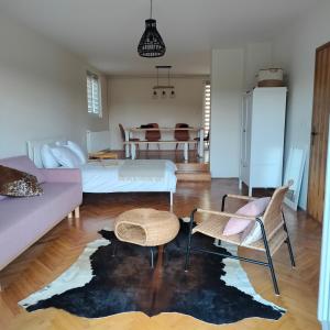 ein Wohnzimmer mit 2 Betten und einem Sofa in der Unterkunft Sienas Holiday Home in Vrnjačka Banja
